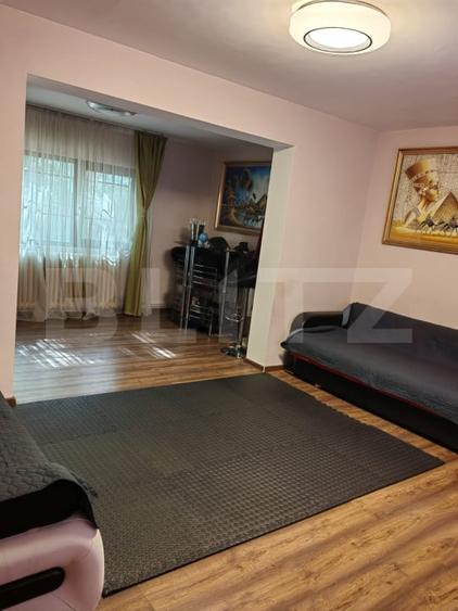 Apartament cu 3 camere semidecomandat, mobilat în Podul de Piatră
