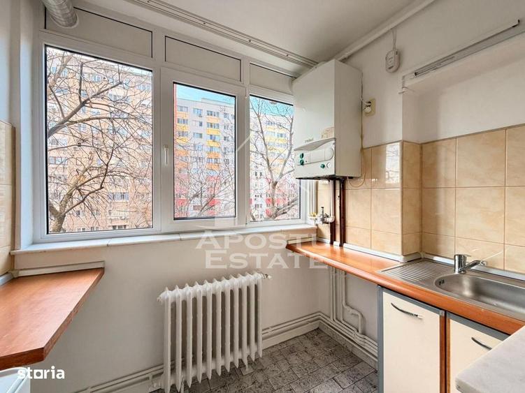 Apartament cu 3 camere, mobilat în Complex Studențesc