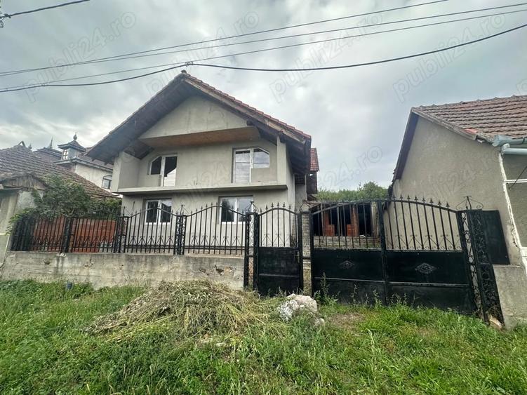 Casă cu 5 camere cu Teren 700 Mp în Tinca