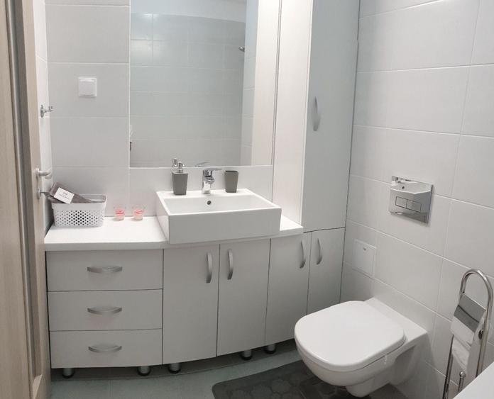 Apartament cu 3 camere semidecomandat, mobilat în Pipera