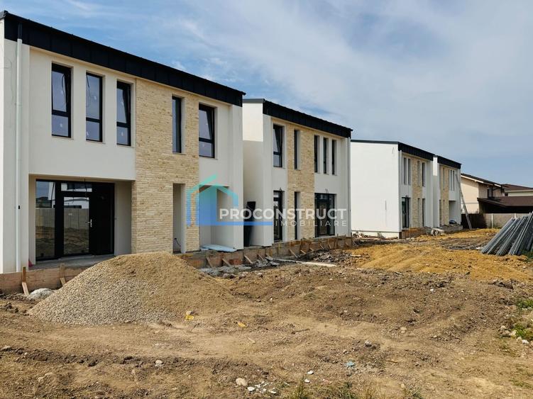 Duplex cu 4 camere cu Canalizare în Moșnița Nouă