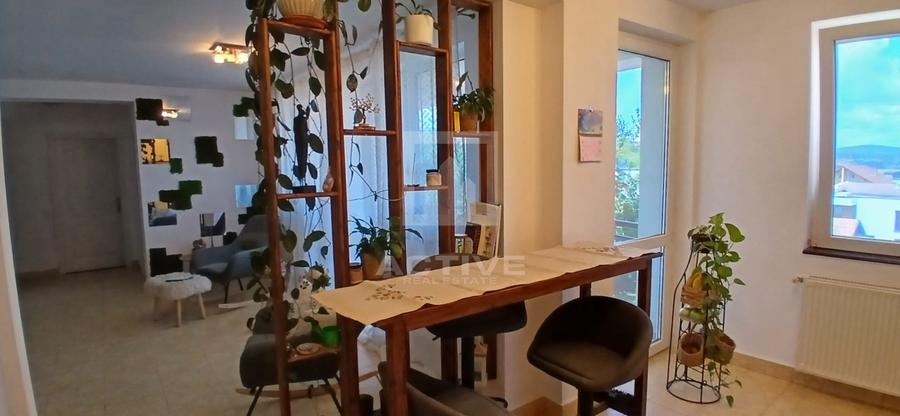 Apartament cu 3 camere semidecomandat, mobilat în Andrei Mureșanu