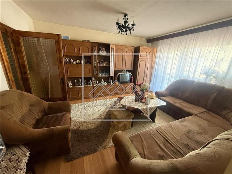 Apartament cu 4 camere semidecomandat în Turnișor