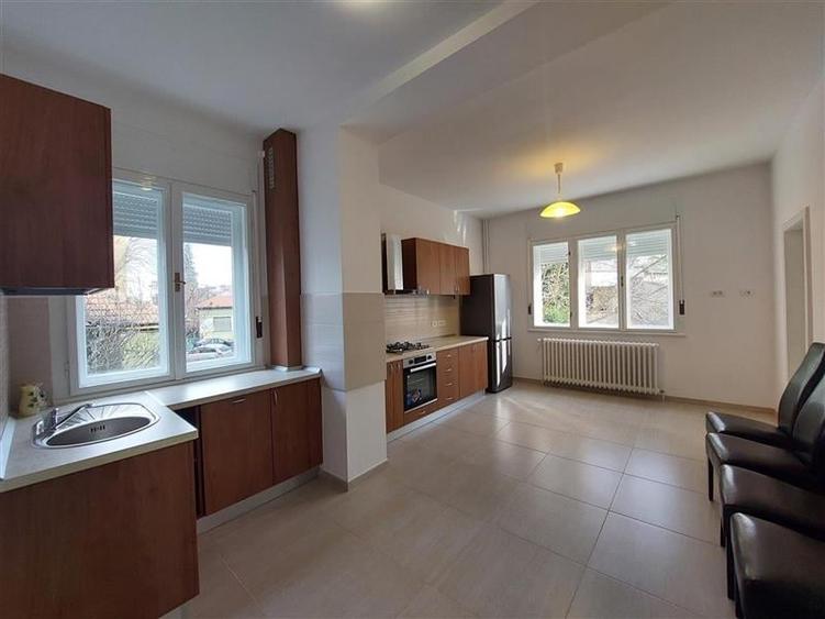 Apartament cu 5 camere semidecomandat, mobilat în Central
