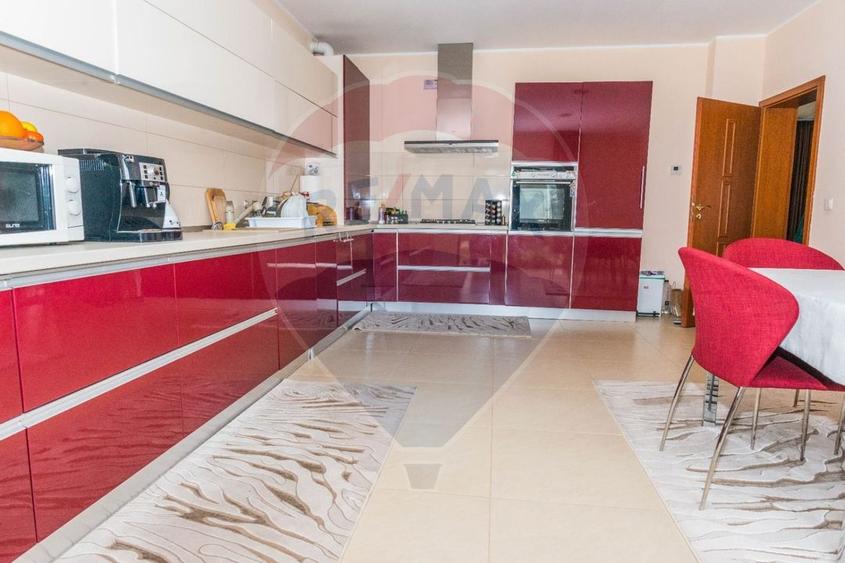 Casă individuală cu 6 camere cu Teren 1071 Mp în Central