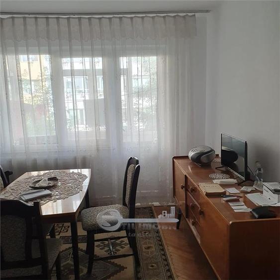 Apartament cu 3 camere decomandat în Podu Roș