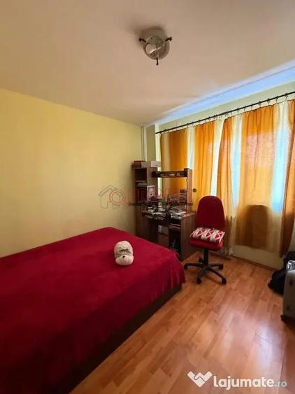 Apartament cu 4 camere semidecomandat în Berceni
