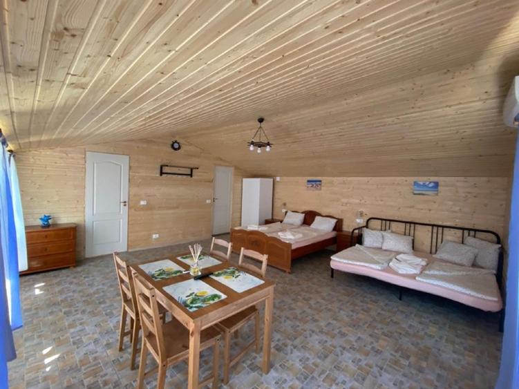 Casă individuală cu 5 camere cu Teren 1790 Mp în Corbu