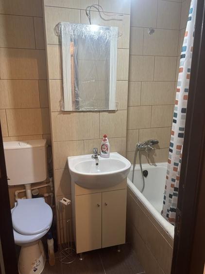 Apartament cu 3 camere semidecomandat în Micro 14