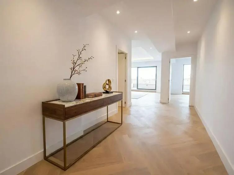 Apartament cu 4 camere semidecomandat în Unirii