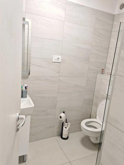 Apartament cu 3 camere decomandat, mobilat în Exterior Vest