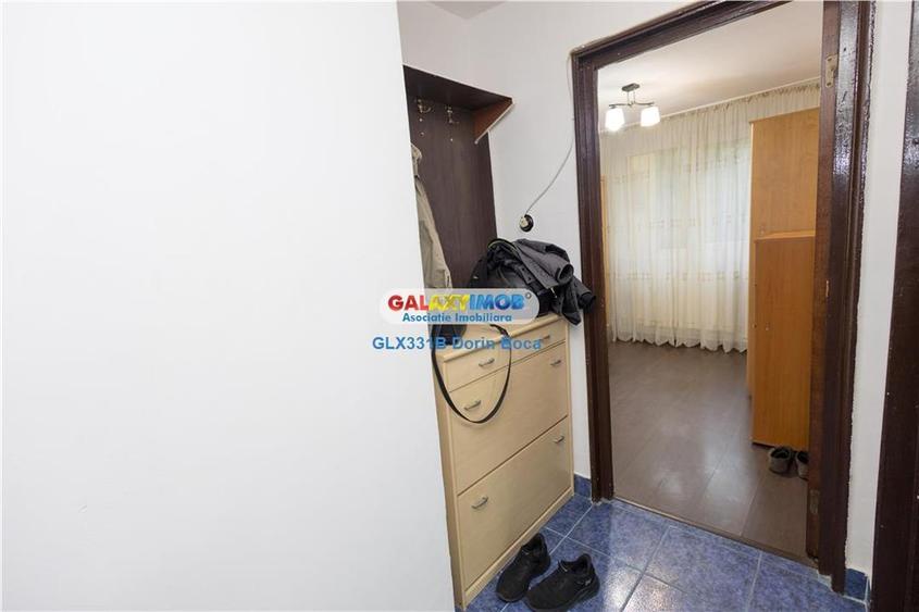 Apartament cu 3 camere semidecomandat în Tei