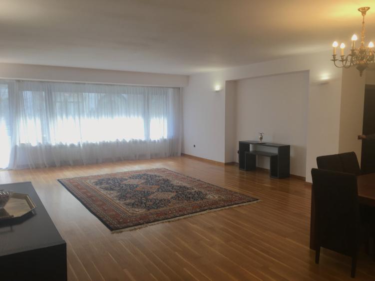 Apartament cu 4 camere semidecomandat în Capitale