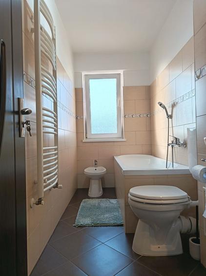 Apartament cu 3 camere semidecomandat în Sud