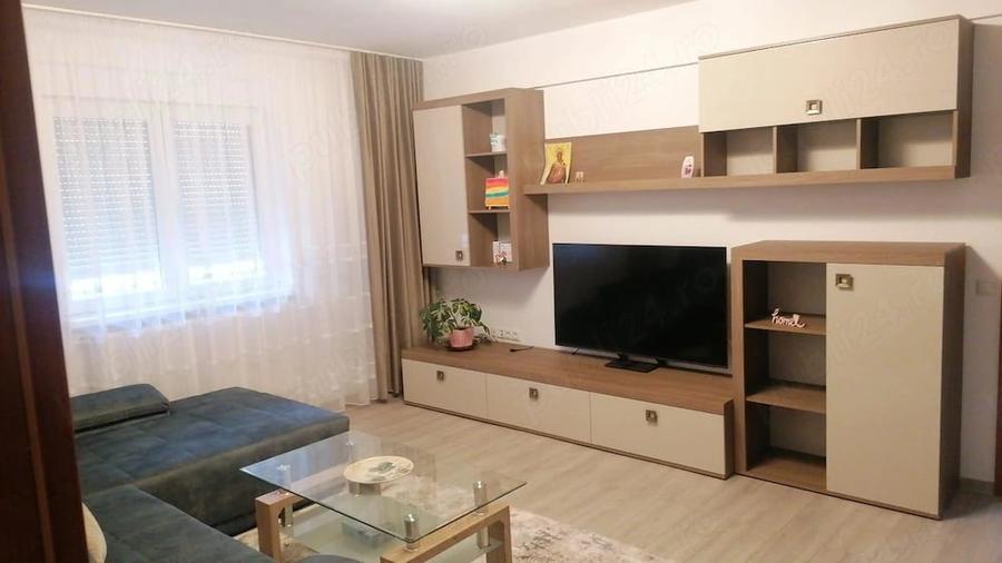 Apartament cu 3 camere semidecomandat în Central