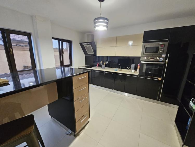 Casă individuală cu 5 camere cu Piscina în Cârcea