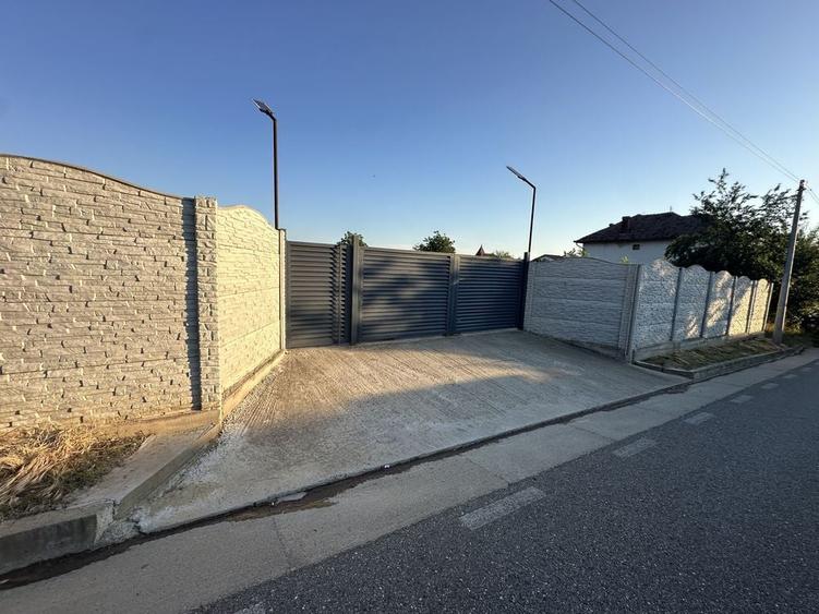 Teren de 1600 mp, în Hinova