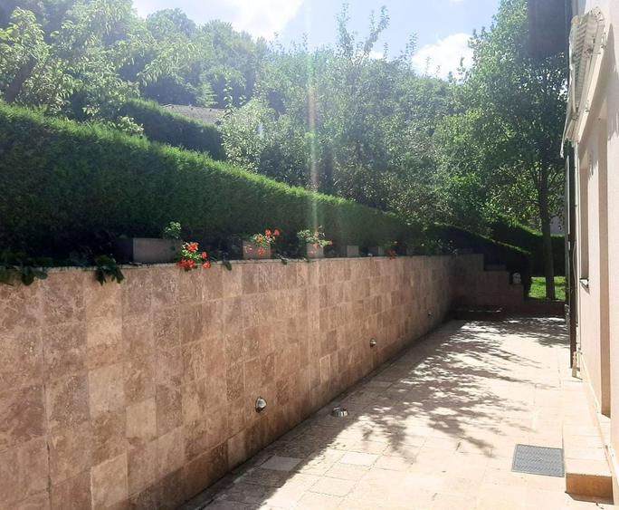 Casă individuală cu 5 camere cu Canalizare în Noua