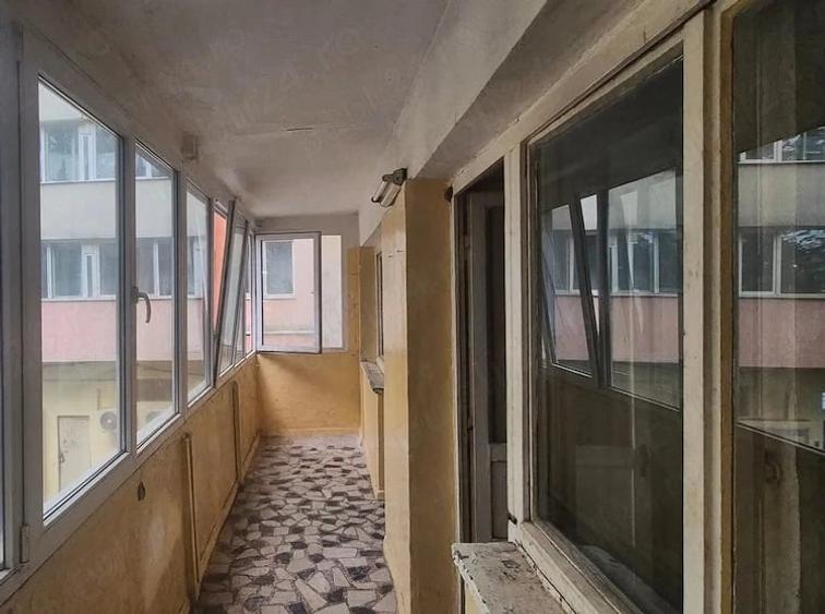 Apartament cu 3 camere semidecomandat în Tei