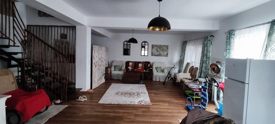 Casă individuală cu 4 camere cu Teren 187 Mp în 1 Decembrie