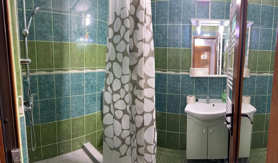 Garsonieră decomandată în