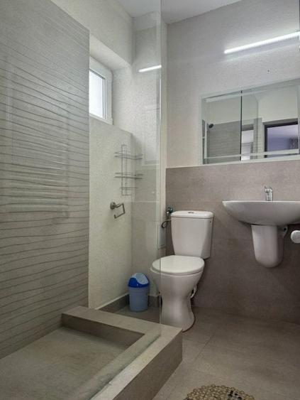 Casă individuală cu 10 camere cu Teren 700 Mp în Telecabinei