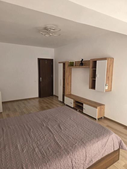 Garsonieră decomandată în Titan