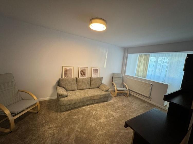 Apartament cu 3 camere decomandat în Podu Roș