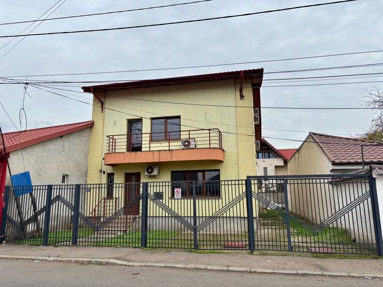 Casă individuală cu 8 camere cu Canalizare în Ion Creangă