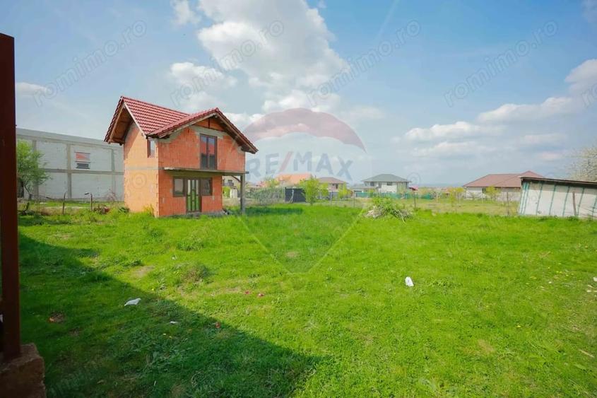 Casă cu Teren 1013 Mp în Cordău