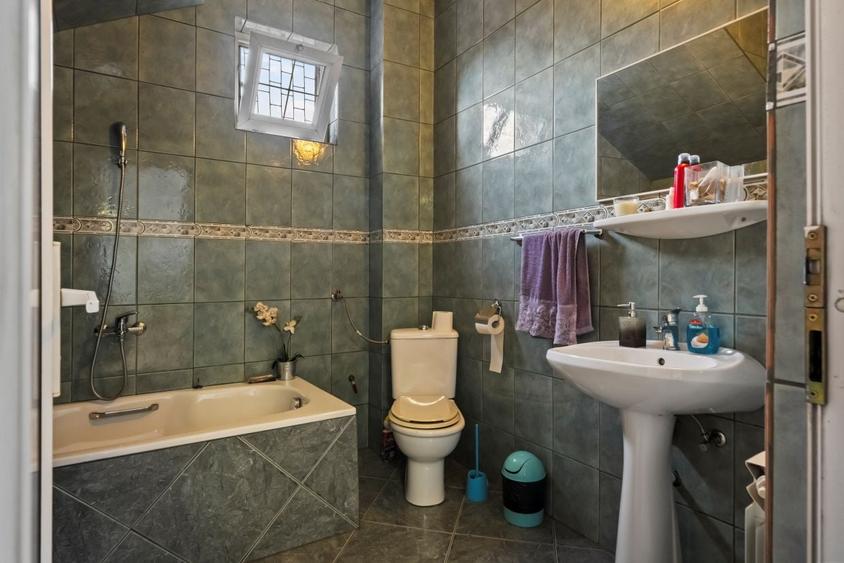 Casă individuală cu 8 camere cu Canalizare în Unirii