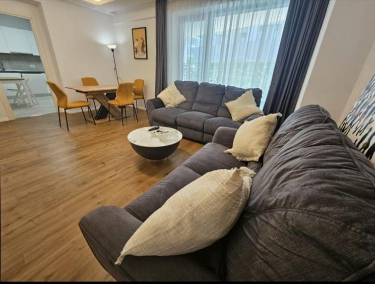 Apartament cu 4 camere decomandat, mobilat în Băneasa