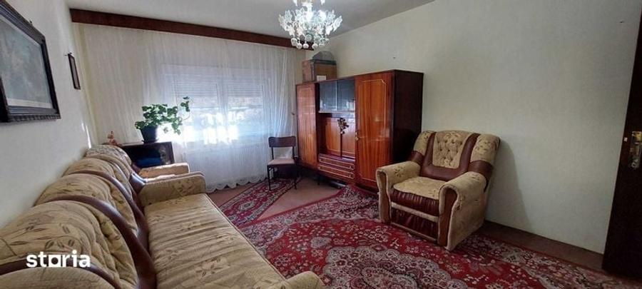 Apartament cu 3 camere decomandat în Tractorul