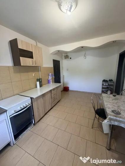 Apartament cu 2 camere semidecomandat în Craiovița Nouă