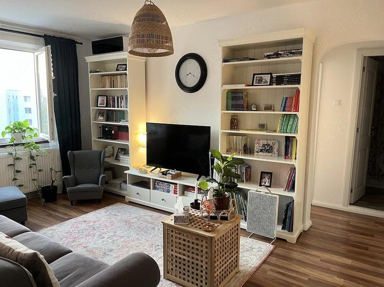 Apartament cu 3 camere semidecomandat în Rahova