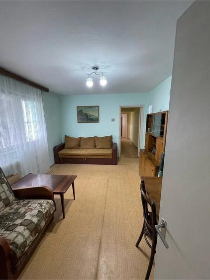 Apartament cu 3 camere semidecomandat în Vest
