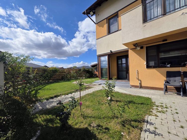 Duplex cu 5 camere cu Canalizare în Stupini
