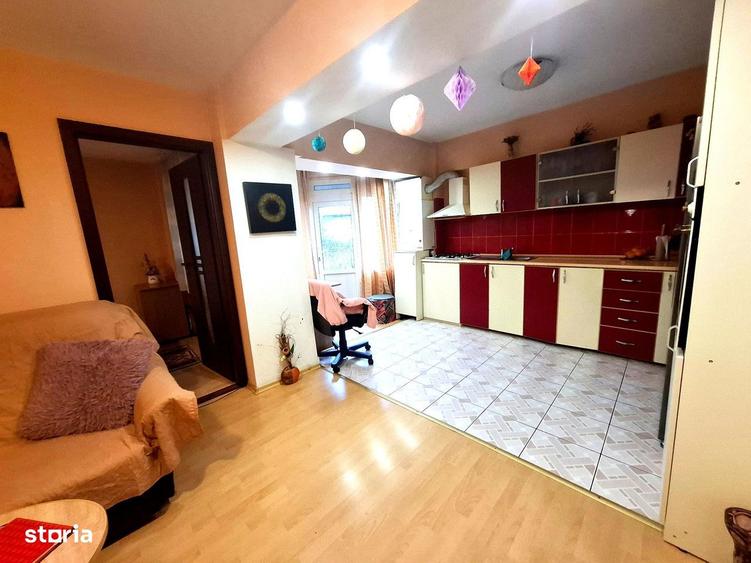 Apartament cu 3 camere semidecomandat în Mioriței