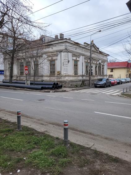 Casă individuală cu 10 camere cu Canalizare în Central