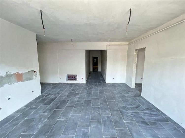 Apartament cu 3 camere decomandat în Est