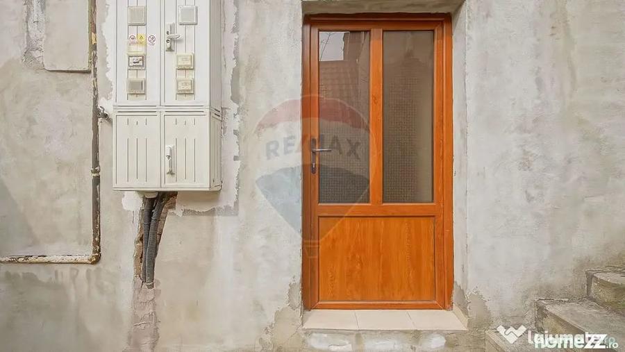 Apartament cu 3 camere semidecomandat în Schei