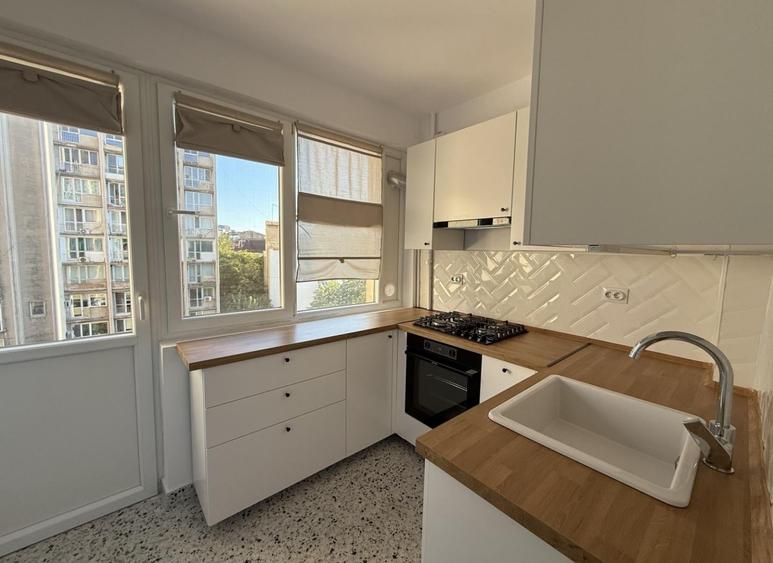 Apartament cu 3 camere semidecomandat, mobilat în P-ța Romană