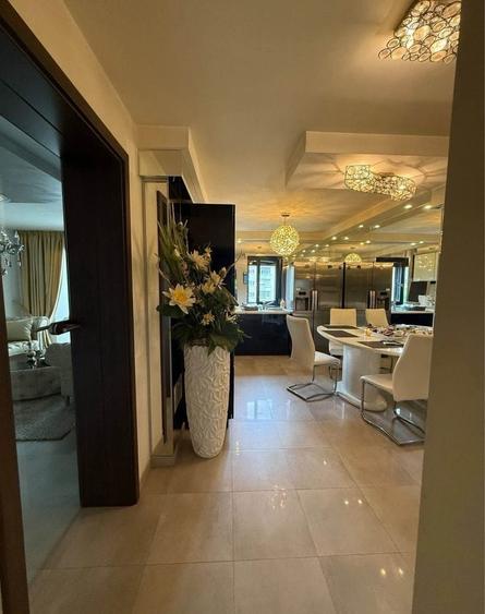 Apartament cu 3 camere decomandat în Girocului