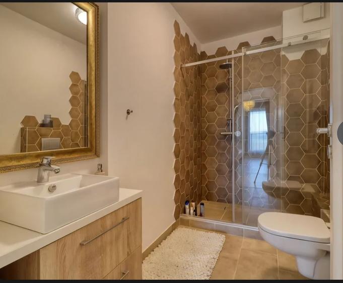 Apartament cu 3 camere decomandat în Sisești