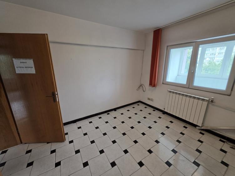 Apartament cu 3 camere decomandat în Costin Georgian