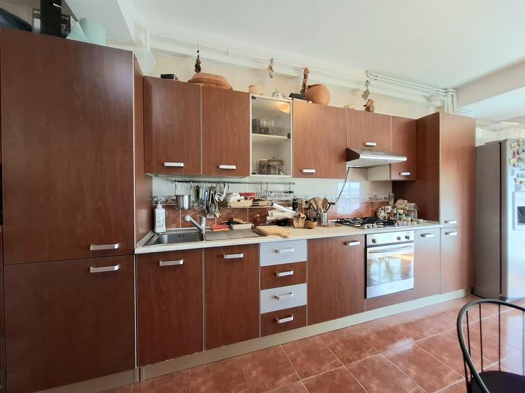 Apartament cu 4 camere decomandat, mobilat în Dristor