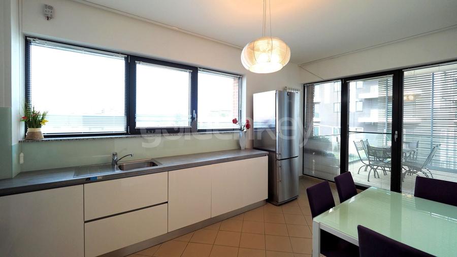 Apartament cu 4 camere decomandat, mobilat în Herăstrău