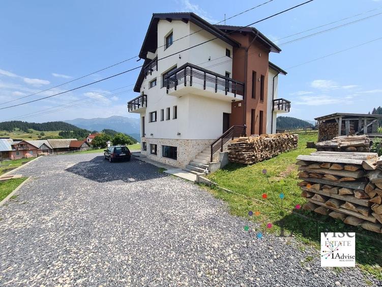 Casă individuală cu 12 camere cu Canalizare în Fundata
