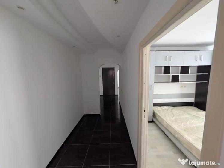 Apartament cu 3 camere decomandat în Calarași 4