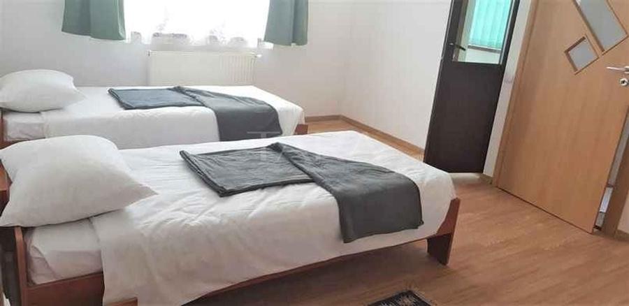 Casă individuală cu 16 camere cu Canalizare în Zorilor